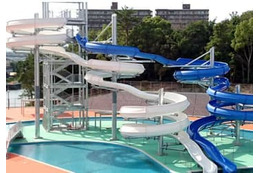 ウオータースライダーで4人けが 画像