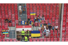 ウクライナにサッカーが戻る…”最前線で生き残った”選手たち、国歌に涙 画像