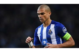 ペペ、トイレでファンに囲まれる 画像