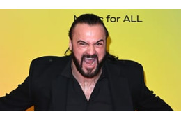 「しっかりやらんとぶん殴るぞ」WWEレスラー、レンジャーズの問題児FWに警告 画像