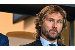 ネドヴェド、3人の下着美女とセクシーダンス 画像