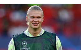 ひとりで街を歩くハーランドとユナイテッドファンとの“遭遇”がおもしろい 画像