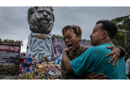 「罪なき子供たちが亡くなった」125人死亡のインドネシアサッカー事故、クラブ会長が涙の謝罪 画像