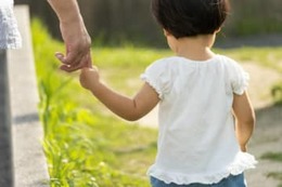 狡猾な嫁にこき使われて過労で入院…孫育ては「むしろ迷惑」と考えるシニア層も？ 画像