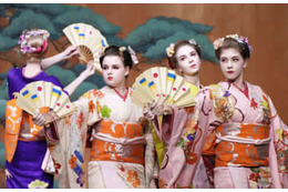 ウクライナ学生、日本舞踊披露 画像