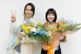 山崎育三郎＆松本穂香「リエゾンーこどものこころ診療所ー」クランクアップに感無量「とても寂しい」 画像