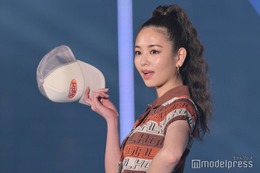 横田真悠、ウェービーヘアでイメチェン ウィンクで会場沸かす＜TGC 2023 S／S＞ 画像