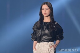 乃木坂46筒井あやめ、センターパートヘアで雰囲気ガラリ 大人っぽクールな魅力放つ＜TGC 2023 S／S＞ 画像