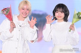 「オオカミちゃん」美月＆ちせ、キーアイテム手にランウェイ 純白コーデで“オオカミポーズ”＜関西コレクション 2023 S／S＞ 画像