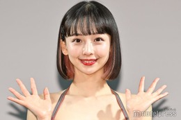 華村あすか“美脚全開”ミニ丈衣装で登場 大胆露出含む写真集をアピール＜真価論＞ 画像