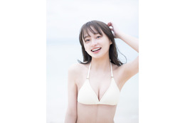 日向坂46影山優佳、初水着姿で透明感溢れる  1st写真集先行カット公開 画像