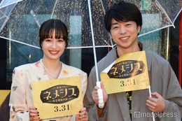 広瀬すず＆櫻井翔、相合い傘で仲良く登場 雨の中ファンと接近＜映画ネメシス 黄金螺旋の謎＞ 画像