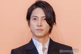 山下智久、ブラックスーツで登場 “今朝”抱いた夢明かす 画像