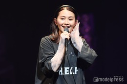 女性シンガーソングライター有華、TikTokで話題「Baby You」振付とともに披露 地元・大阪で美声響かす＜GAKUSEI RUNWAY＞ 画像