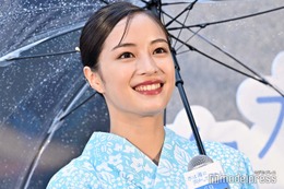 広瀬すず、イベント開始直前のハプニングに“気遣い”光る 浴衣姿で華やかに登場＜水は海に向かって流れる＞ 画像