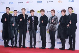 EXO、契約解除通知のメンバーも共に撮影へ 空港での姿が話題 画像