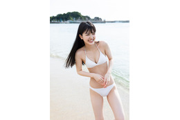 乃木坂46久保史緒里、初の水着カット解禁 色白ボディ披露＜交差点＞ 画像