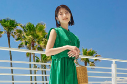 若月佑美、素肌際立つノースリーブワンピ姿 裸足でくつろぐカットも公開 画像