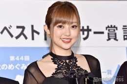 菊地亜美、体重“約8kg減”成功 娘との2ショット公開「夫より背中が小さくなった」 画像