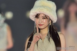 吉田朱里、ミニ丈ワンピで抜群スタイル強調 モコモコハットが可愛い＜関西コレクション 2023 A／W＞ 画像