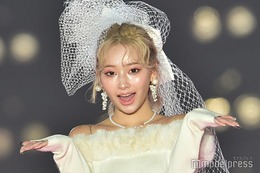 「小悪魔ageha」PyunA.（ぴょな）、美脚＆デコルテ輝くゴージャス衣装姿が美しい＜関西コレクション 2023 A／W＞ 画像