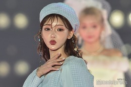 明日花キララ、美脚際立つミニスカ姿 華やかな目元にも釘付け＜関西コレクション 2023 A／W＞ 画像