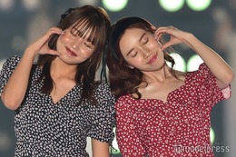 ばんばんざい・るな＆みゆ、胸元ザックリワンピで美デコルテ魅せ 仲良しルダハートも＜関西コレクション 2023 A／W＞ 画像