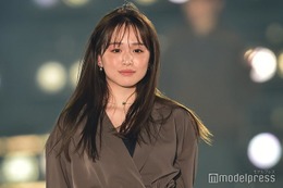 ゆうこす、雰囲気ガラリ 胸元ざっくり衣装で色気放出＜関西コレクション 2023 A／W＞ 画像