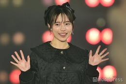 島崎遥香、ミニ丈ワンピ×シアーソックスで美脚魅せ 笑顔にキュン＜関西コレクション 2023 A／W＞ 画像