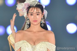 日韓ミックス美女キャバ嬢・ルナ、美谷間に釘付け ハプニングにも笑顔で対応＜関西コレクション 2023 A／W＞ 画像