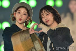 Billlieツキ＆スア、ハートポーズ＆ウィンクで密着 “シミラールック”が可愛い＜関西コレクション 2023 A／W＞ 画像