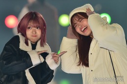 おさき＆MINAMI“おさみみ”、公開じゃんけん＆うさ耳ポーズ…仲良しぶり発揮＜関西コレクション 2023 A／W＞ 画像