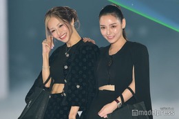 “伝説のキャバ嬢”門りょう「関コレ」ラスト出演 “トップキャバ嬢社長”進撃のノアとブラックコーデで仲良しランウェイ＜関西コレクション 2023 A／W＞ 画像