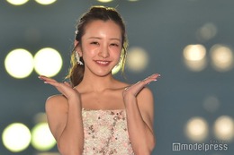 板野友美、美デコルテ際立つドレス姿で魅了＜関西コレクション 2023 A／W＞ 画像