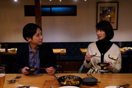 二宮和也＆波瑠のデート姿 ゆっくりと愛育む「アナログ」場面写真解禁 画像