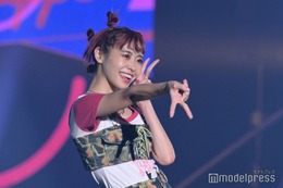 TikTokで話題・FRUITS ZIPPER仲川瑠夏、個性派ヘア＆コーデで登場 ギャルピースも披露＜IDOL RUNWAY COLLECTION Supported by TGC＞ 画像
