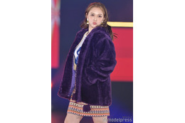 村重杏奈、唇尖らせキス顔披露 ファーコートで冬先取り＜GirlsAward 2023 A／W＞ 画像