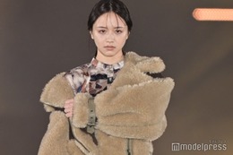 森香澄、“笑顔封印”でランウェイ闊歩 クールな表情でMCとのギャップ見せる＜GirlsAward 2023 A／W＞ 画像
