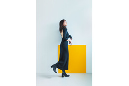 本田翼、美背中ざっくりニットワンピ姿 “オンナっぽさ”最大限に 画像