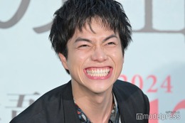 重岡大毅、WEST.改名後初の公の場 人々集う街頭ビジョン登場で中条あやみから「重岡さんの歯くらい多いよ」＜ある閉ざされた雪の山荘で＞ 画像