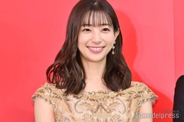 足立梨花、ミニスカ＆ブーツから美脚スラリ「スタイル抜群」「美しい」USJ満喫ショット公開 画像