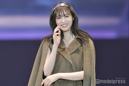 高橋ひかる、ショート丈着こなし ほっそり美脚に釘付け＜札幌コレクション 2023 A／W＞ 画像