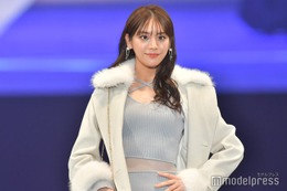 貴島明日香、胸元チラ見せ SEXYニットワンピ姿＜札幌コレクション 2023 A／W＞ 画像