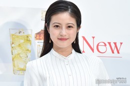 今田美桜、制服姿で美脚チラ見せ センス溢れる“黒板アート”も話題「天使級の可愛さ」「絵上手すぎ」 画像