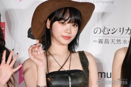 LE SSERAFIM・KIM CHAEWON、色白美脚際立つLA満喫ショットに反響「絵になる」「美しい」 画像
