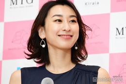 浅田舞、極際スリットから美脚チラリ「セクシーすぎる」「美の塊」の声続々 画像