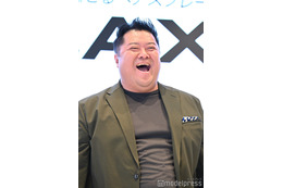 ブラマヨ小杉竜一、“フサフサ”ヘア披露 自身の姿に満面の笑み 画像
