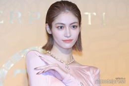 楓、スリットから大胆美脚披露 タイトドレスでほっそり二の腕際立つ＜ブルガリ セルペンティ展示会＞ 画像