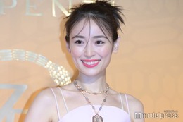 泉里香、キャミドレスで美デコルテ披露 多幸感溢れるピンクメイク＜ブルガリ セルペンティ展示会＞ 画像