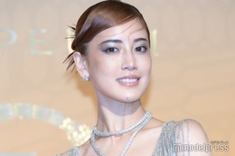 藤井夏恋、ノースリーブドレス姿でほっそり二の腕披露 囲み目メイクで妖艶な雰囲気＜ブルガリ セルペンティ展示会＞ 画像